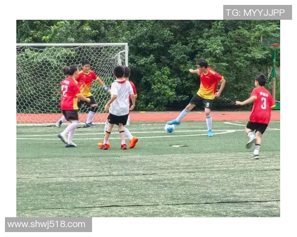 鲁港小学足球明星展现青春活力与团队精神的精彩瞬间